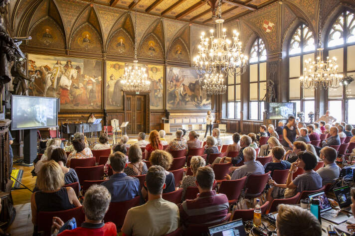 Blick in den mit Menschen gefüllten Erfurter Rathausfestsaal