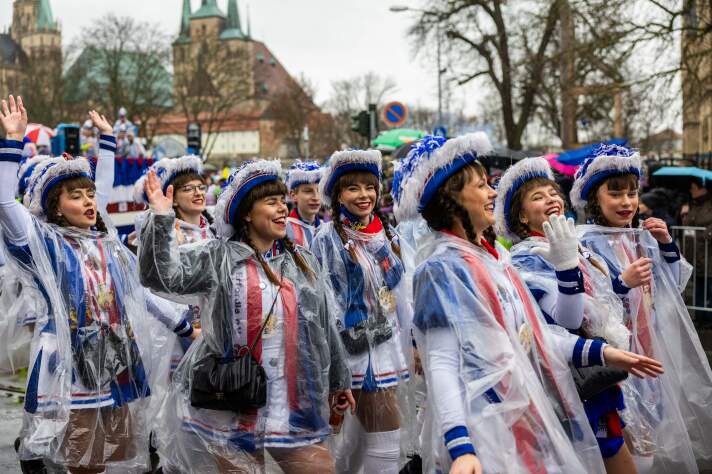 Gardetänzerinnen in blau-weißer Kleidung bei einem Umzug