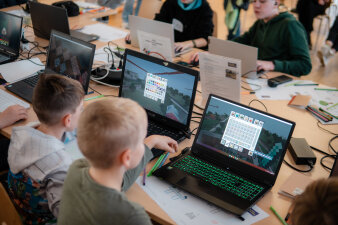 Kinder sitzen vor Computern