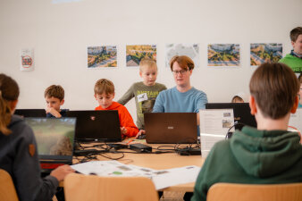 Ein Mann und ein Kind arbeiten an einem Laptop