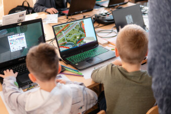 Zwei Kinder vor Laptops
