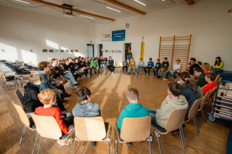 Menschen in einem Stuhlkreis