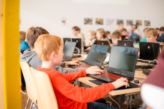 Kinder an Computern
