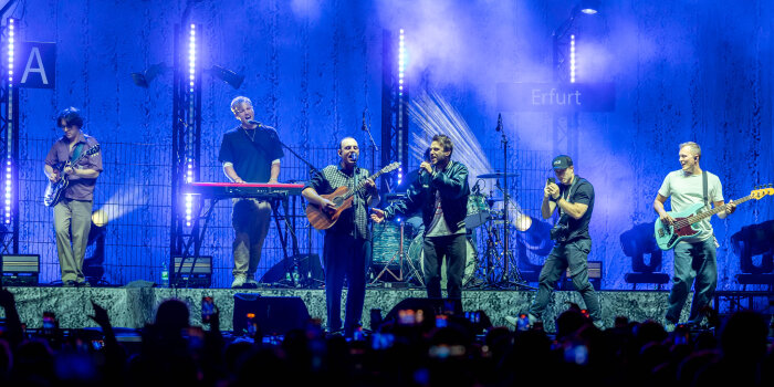Eine Band auf einer Bühne
