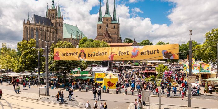 Der Zugang zum Domplatz mit Krämerbrückenfest-Banner