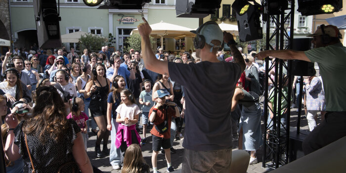 Ein Musiker mit Publikum