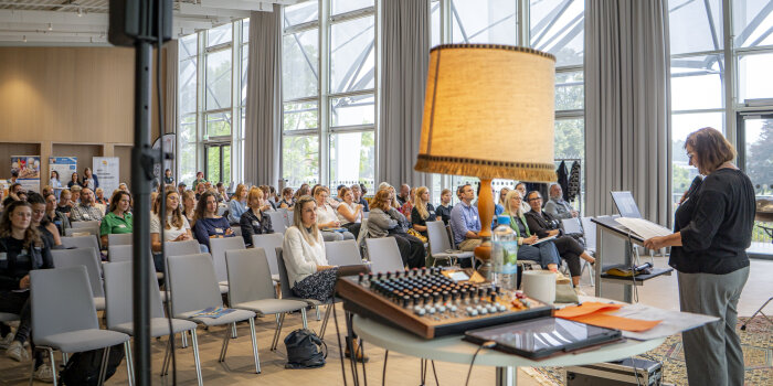 Raum mit Publikum und Vortragenden