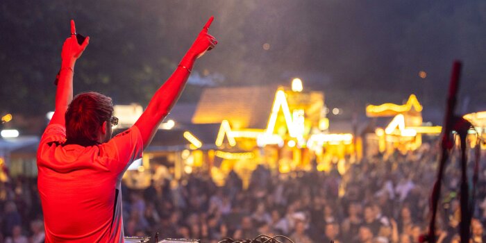 Ein Musiker am DJ-Pult