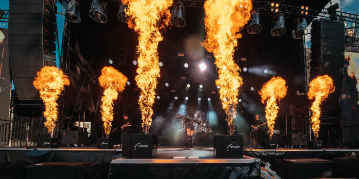 Eine Bühne mit Künsterlern und Feuershow