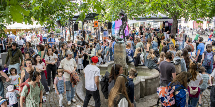 Viele Menschen mit Kopfhörern