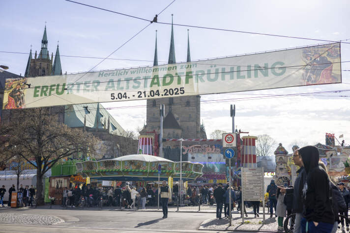 Das Herzlich willkommen Banner zum Erfurter Altstadtfrühling 2025 mit dem Blick auf den Dom und die Schausteller.