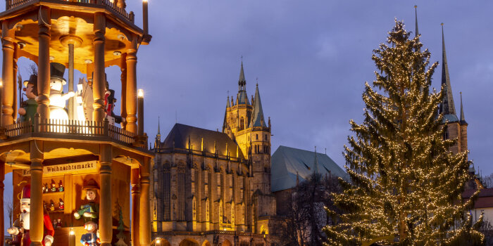 der weihnachtliche Erfurter Domplatz, links eine Weihnachtspyramide, mittig der Dom, rechts der Weihnachtsbaum