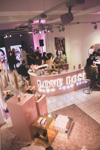 Ein Ladenlokal in den Farben rosa und gold ausgestattet für den Verkauf von Kosmetikprodukten. 