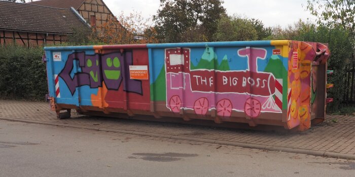 Ein bemalter Grüncontainer