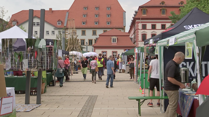 Snapshot aus dem Video mit Ständen und Menschen