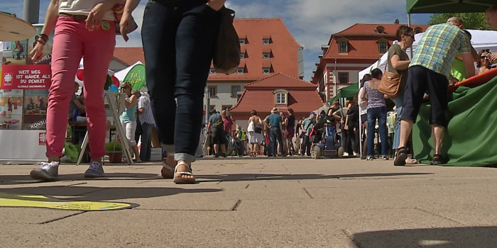 Menschen und Stände bei sonnigem Wetter aus Froschperspektive