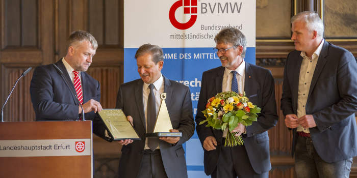Urkunde, Preis und Blumen für den ausgezeichneten Erfurter Unternehmer des Jahres