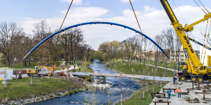 Neue Fußgänger- und Radwegbrücke im Kilianipark