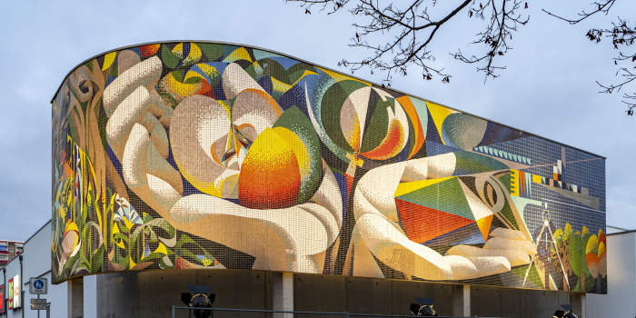 Großes buntes Wandmosaik