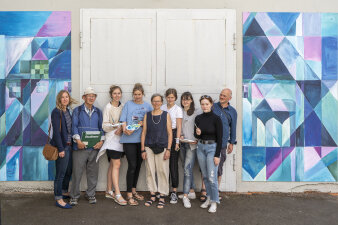Gruppenfoto mit neun Personen vor Garagentor zwischen zwei Bildern