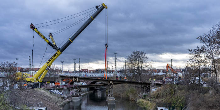 Letzter Teilabriss der Brücke am Schmidtstedter Knoten