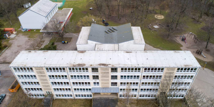 Ansicht eines Plattenbaus von oben.
