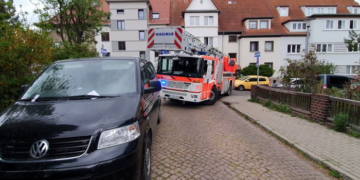 Drehleiterwagen kommt nicht um Kurven