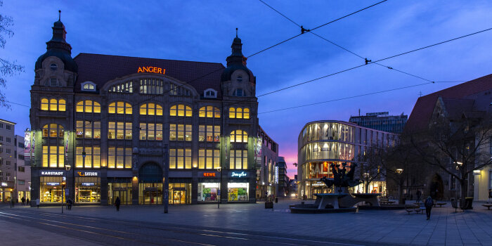 ein Kaufhaus im Morgengrauen