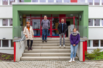 Streetworker in Erfurt zwei Frauen und zwei Männer stehen auf einer Treppe vor einem Haus