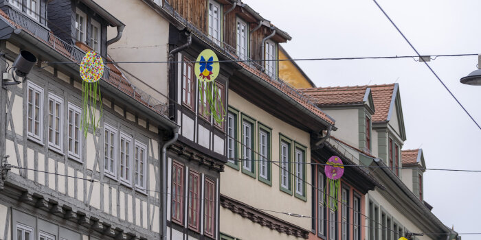 bunte eierförmige Platten hängen über der Fußgängerzone der Erfurter Innenstadt