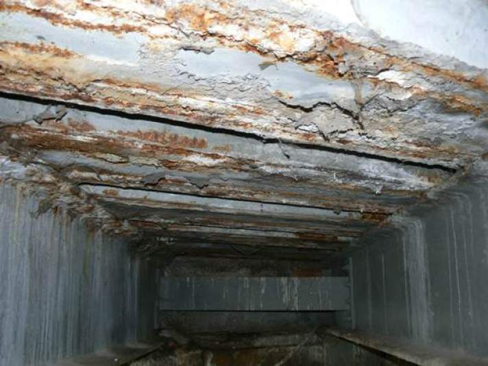 Rostige Flächen an der Unterseite einer Brücke