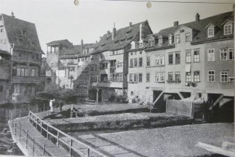 Foto: Historische Ansicht der Mühlstege © Stadtverwaltung Erfurt Historische Brückenhäuser mit einem Gehweg im Vordergrund