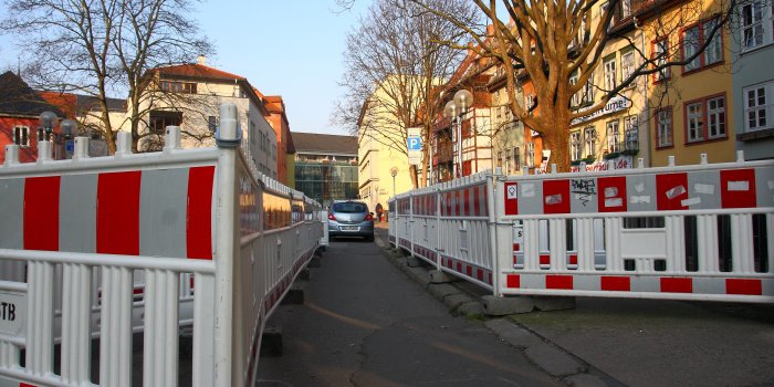 Absperrgitter engen eine Straße ein