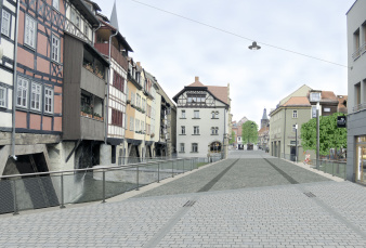 Straßenbrücke mit Geländer und links und rechts Häuser