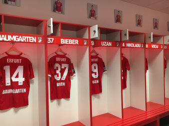 Foto: Blick in die Kabine von Rot-Weiß Erfurt © Stadtverwaltung Erfurt In der Kabine von Rot-Weiß Erfurt hängen Bilder und Trikots der Spieler.
