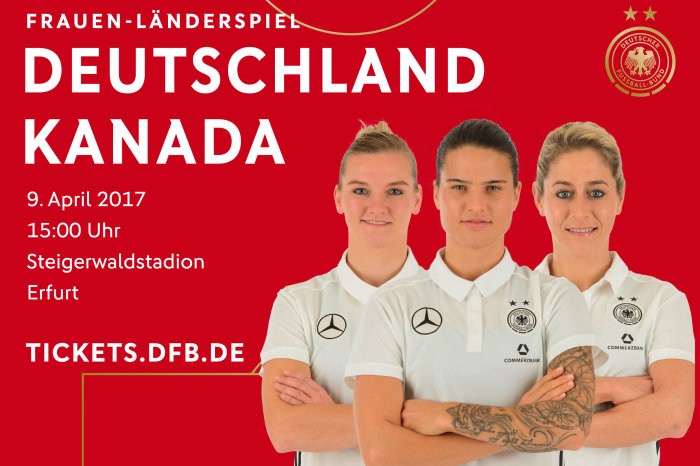 Plakat zum Fußball-Länderspiel Ein Plakat mit drei Fußballerinnen und dem Hinweis auf ein Länderspiel