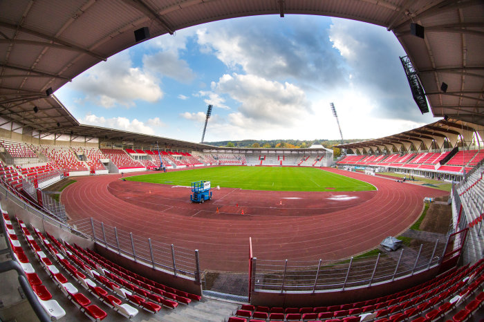 Steigerwaldstadion im Mai 2017 Blick von der Nordtribüne in das Stadionoval