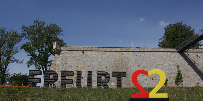 Foto: tdde2022 Logo Petersberg Erfurtschriftzug © Stadtverwaltung Erfurt Das Logo zum Tag der Deutschen Einheit - eine herzförmige 22 - neben dem Erfurtschriftzug am Petersberg.