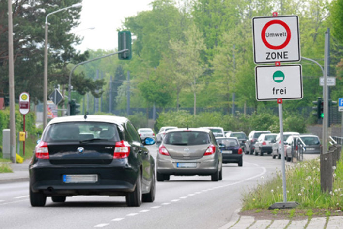 Foto: Umweltzone © Stadtverwaltung Erfurt Einfahrtstraße mit Fahrzeugen, die das Zusatzschild zur Umweltzone passieren.