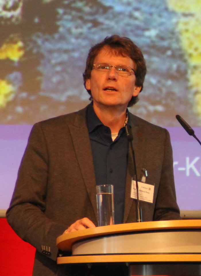 Professor Hartmut Rosa während seines Vortrags zum Thema "Wie viel Beschleunigung ist gut für Unternehmen? Professor Hartmut Rosa am Rednerpult im Carl-Zeiss-Saal der Messe Erfurt