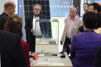Der Geschäftsführer von SolarWorld Industries Thüringen hält einen Vortrag über die Produktionsabläufe. 