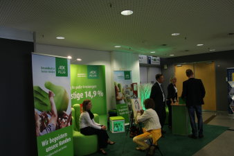 Teilnehmer besuchen den Ausstellungsstand der AOK Plus im Foyer des Congresscenters.