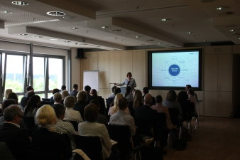 Workshop 1 in dem Frau Gaby Rösner einen Vortrag zum Thema Kundengewinnung hält.