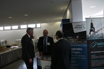 Der Oberbürgermeister begrüßt die Aussteller beim Ausstellungsrundgang. Hier im Bild der Stand vom Flughafen Erfurt- Weimar.