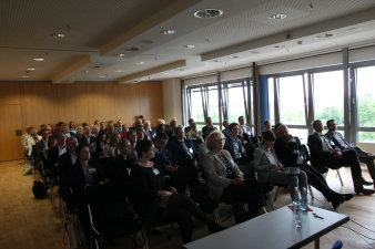 Die Kongressteilnehmer nehmen an einem Workshop beim Wirtschaftskongress erwicon teil. 