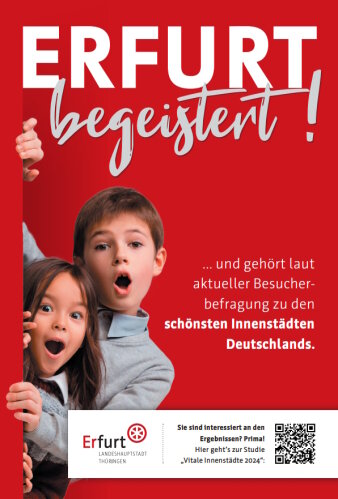 Zwei Kinder schauen um die Ecke völlig gespannt auf etwas Besonderes.