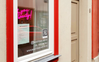 Bild einer Häuserfassade/Ladengeschäft