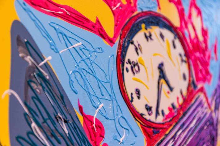 Ein Gemälde, auf dem bunte Farben und eine Uhr zu sehen sind. 