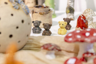 kleine Bärenfiguren aus Keramik in Gelb, Braun und Hellgelb