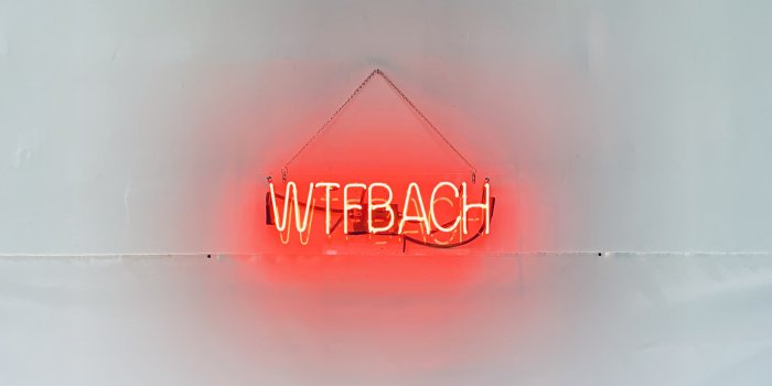 Neonherz mit Schrift "WTFBACH"